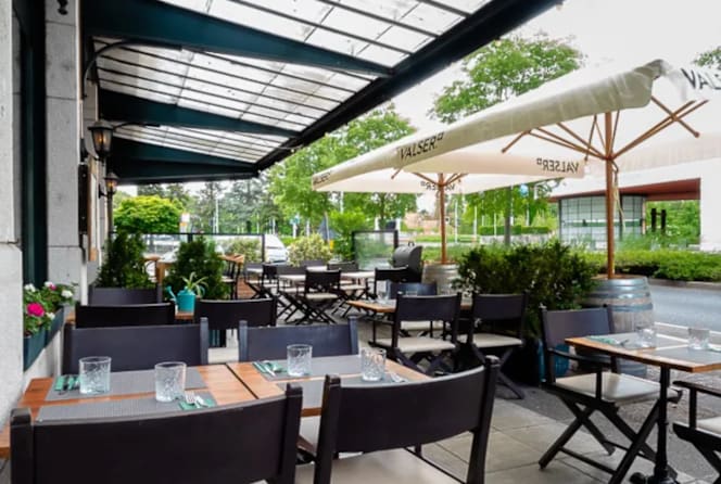 Warm lighting and wooden furniture in Restaurant Ariana